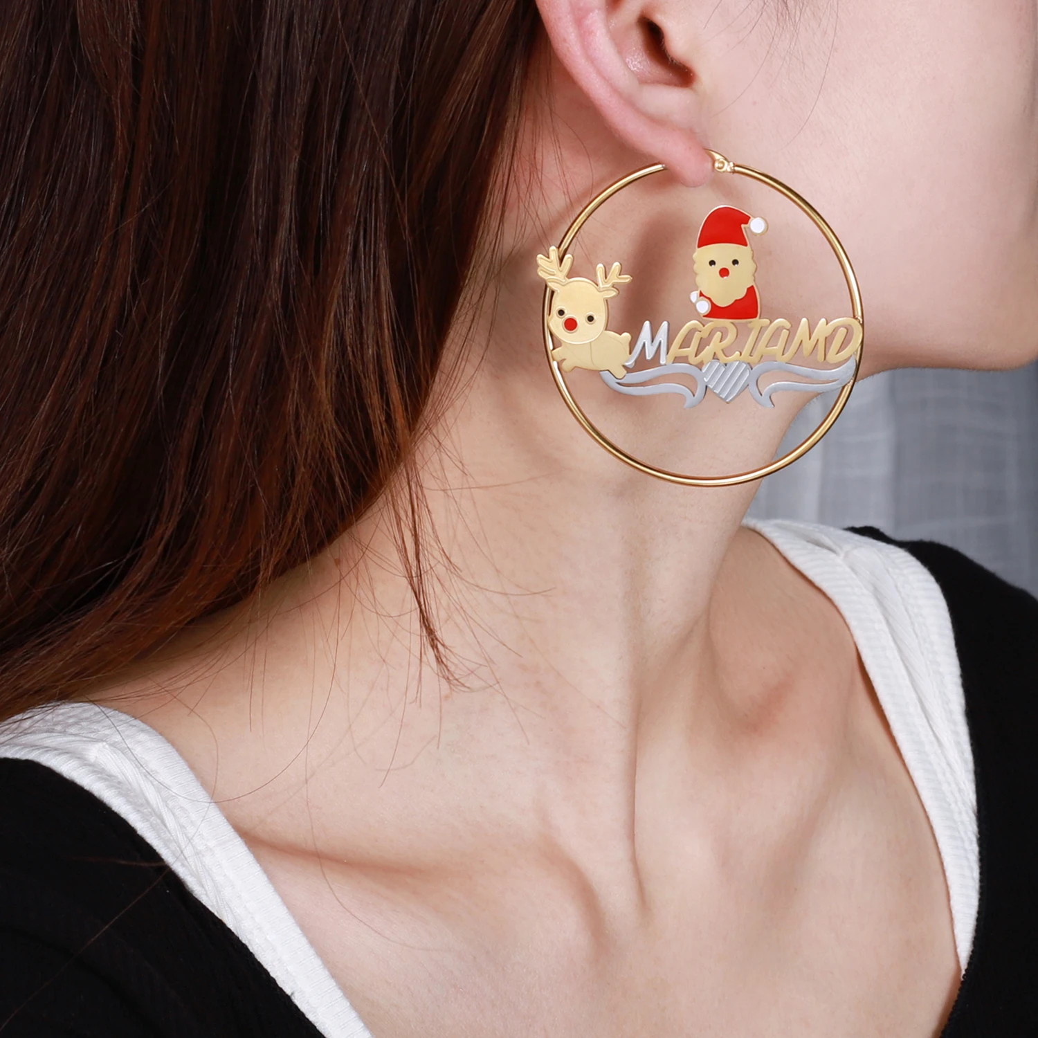 شخصية نغمتين مخصصة اسم المجوهرات الاحتفالية عيد الميلاد هوب الأقراط مع تصميم سانتا والرنة