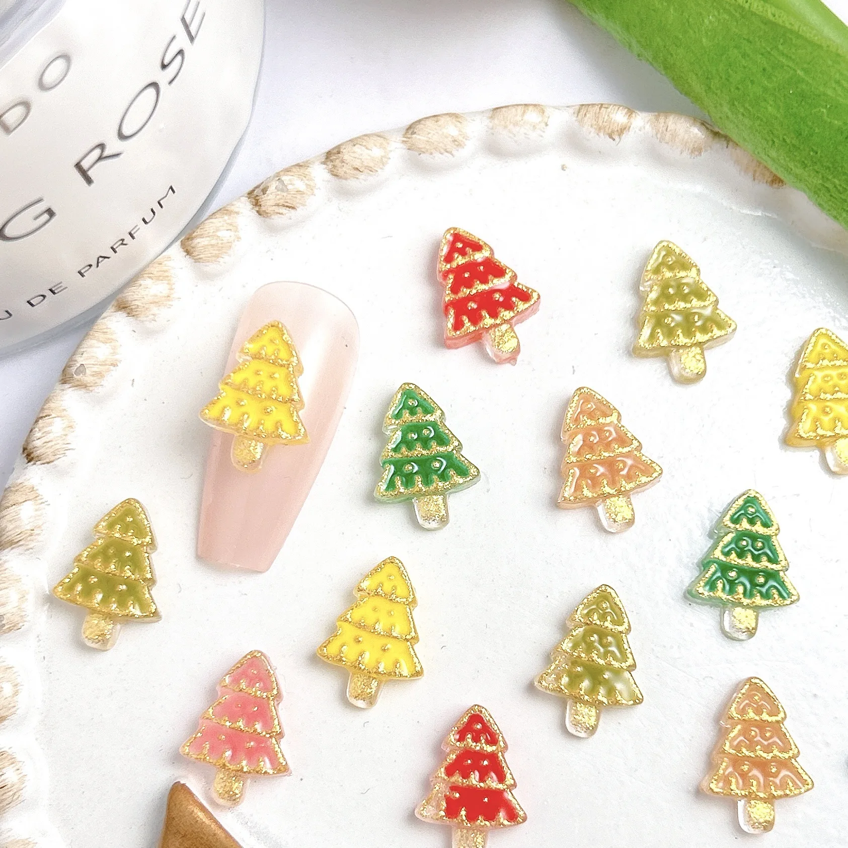 40 個ゴールドリム 3D アクリルネイルアートクリスマスツリーチャームアクセサリーグリッターネイルデコレーションマニキュア装飾用品