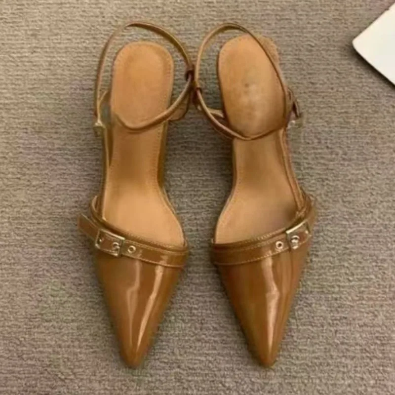 2025 المرأة الصيف جديد بسيط لون نقي مثير الصنادل المدببة بولي Leather الجلود في الهواء الطلق الترفيه مريح مكتب المرأة عالية الكعب
