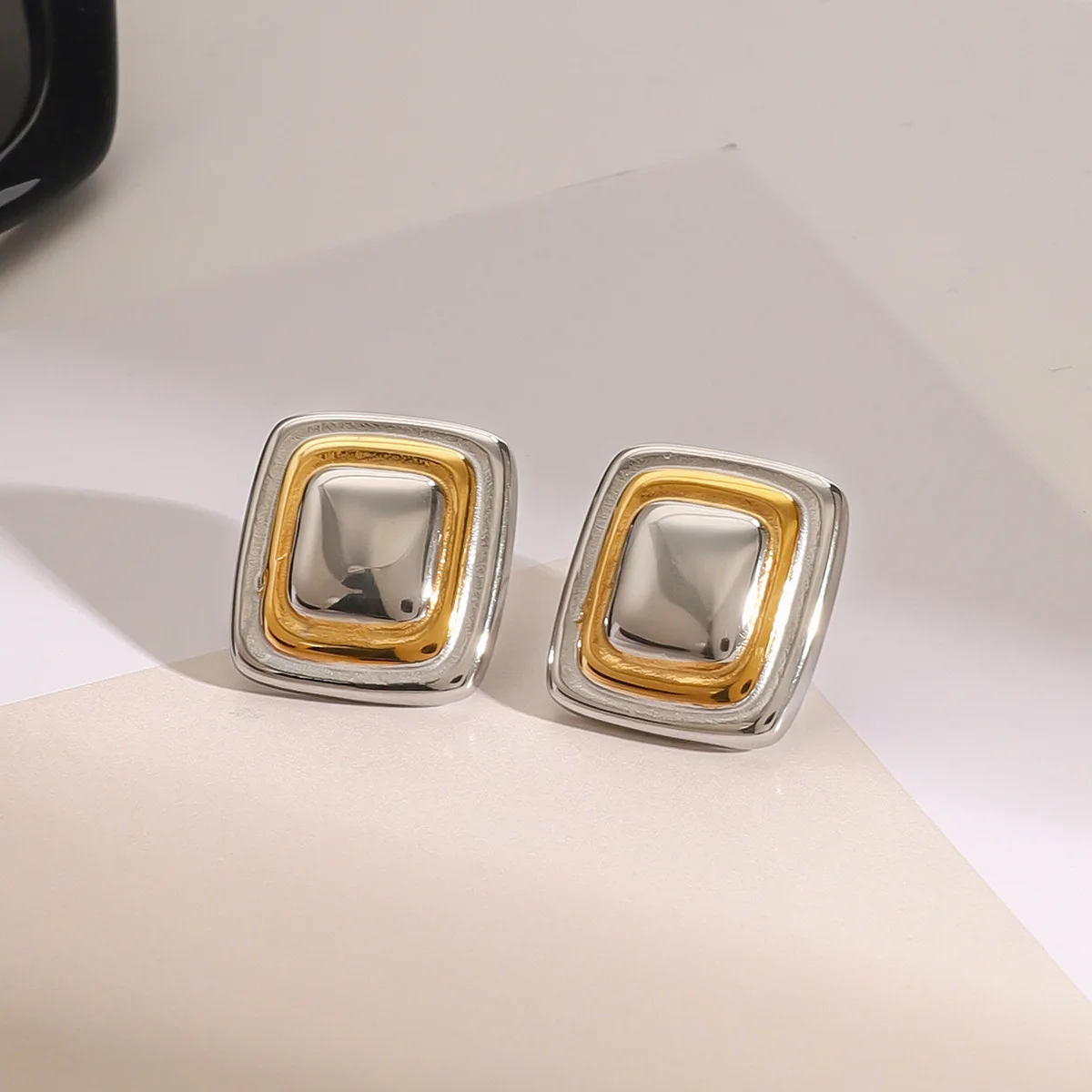 يوري جودة عالية الحد الأدنى أنيق الفولاذ المقاوم للصدأ ساحة وأقراط مقاوم للماء 18K PVD مطلي سحر شيك مجوهرات النساء جوهرة