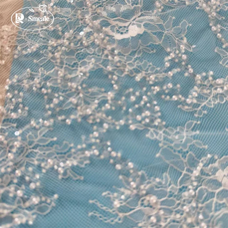 Perlen, Glitzer-Pailletten, Spitzenstoff. Luxuriöses Abendkleid aus französischer Spitze. Hochwertige Maßanfertigung für 3D-Hochzeitsstoffe. – Detail 5