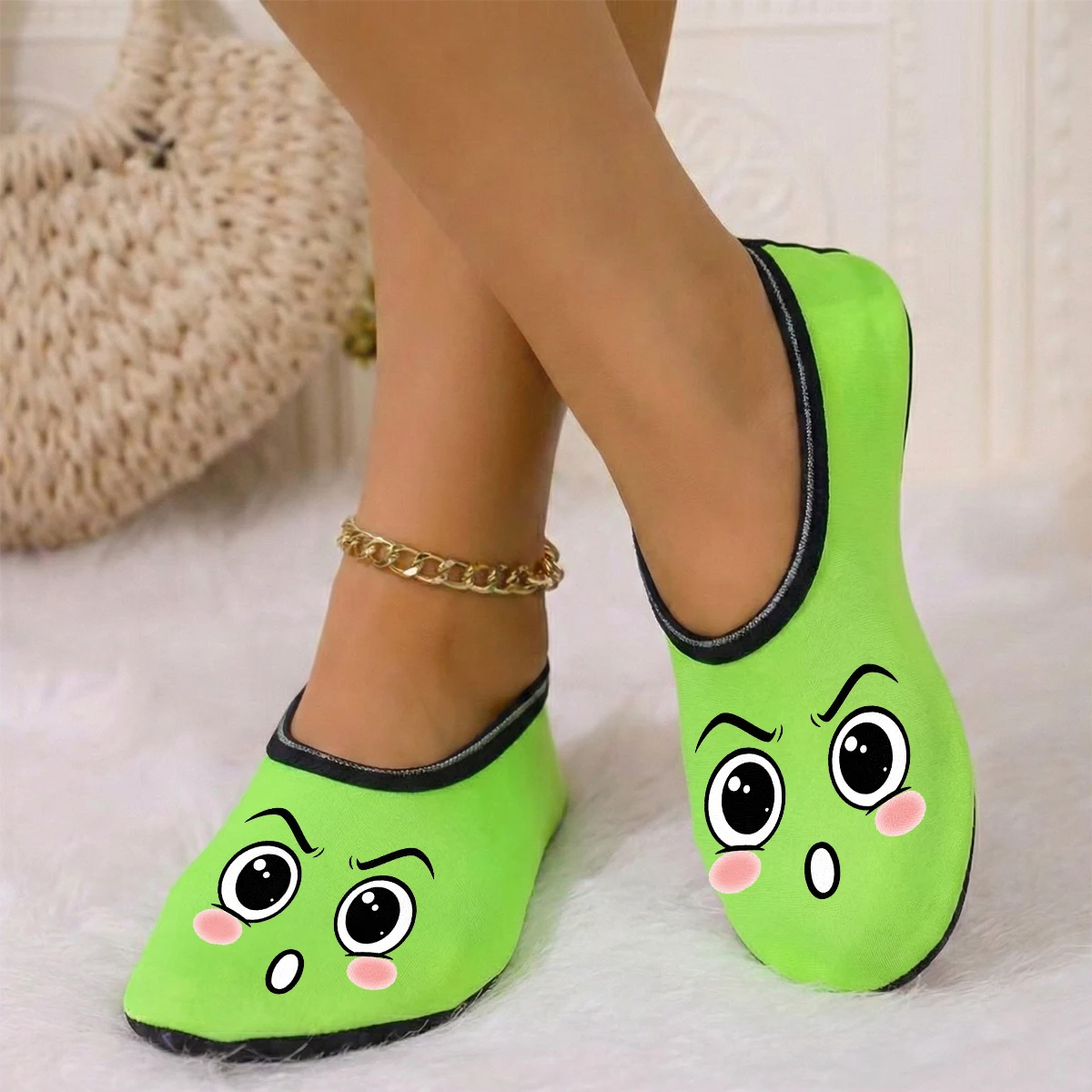 شبشب نسائي لطيف يمكن ارتداؤه في الفصول الأربعة مطبوع عليه رسوم كرتونية من جلد الغزال يسمح بمرور الهواء ومرونة عالية في الأماكن المغلقة ومضاد للانزلاق