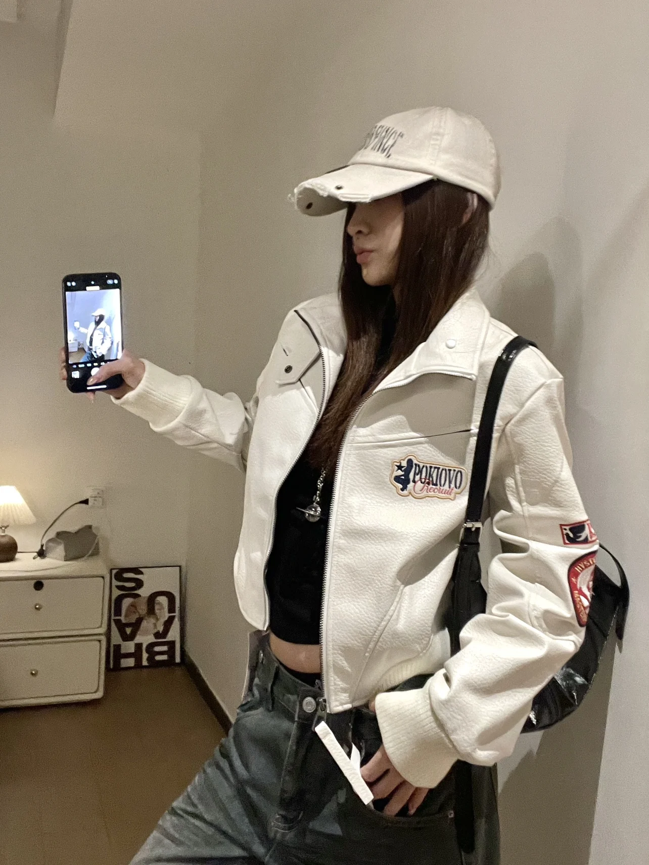 

Ретро-куртка в американском байкерском стиле для женщин: свободная белая куртка из искусственной кожи с дизайнерским принтом, укороченная, на молнии