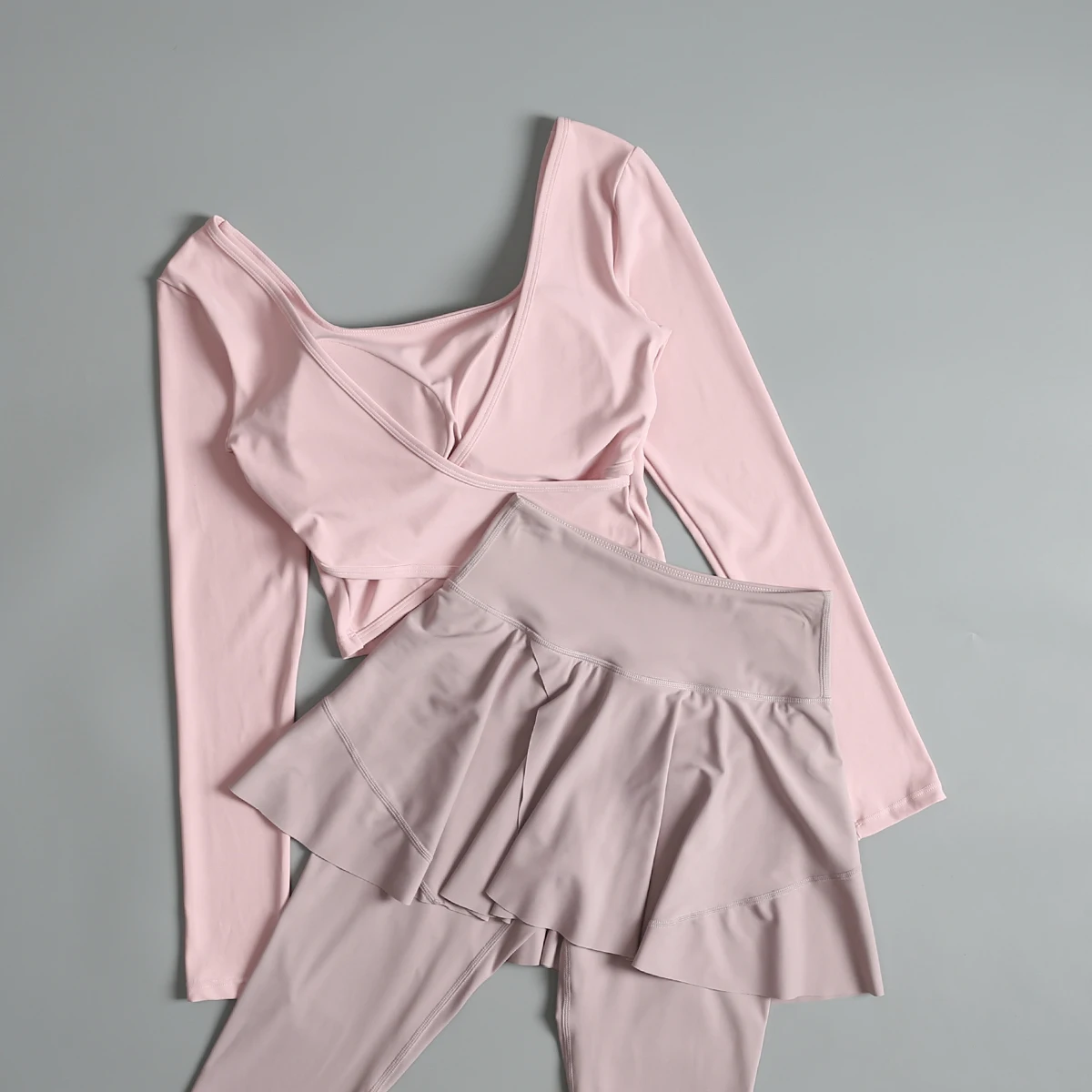秋の女性用ヨガスーツ、胸パッド付き、ショート痩身ピラティス長袖ランニング速乾性フィットネススポーツウェア