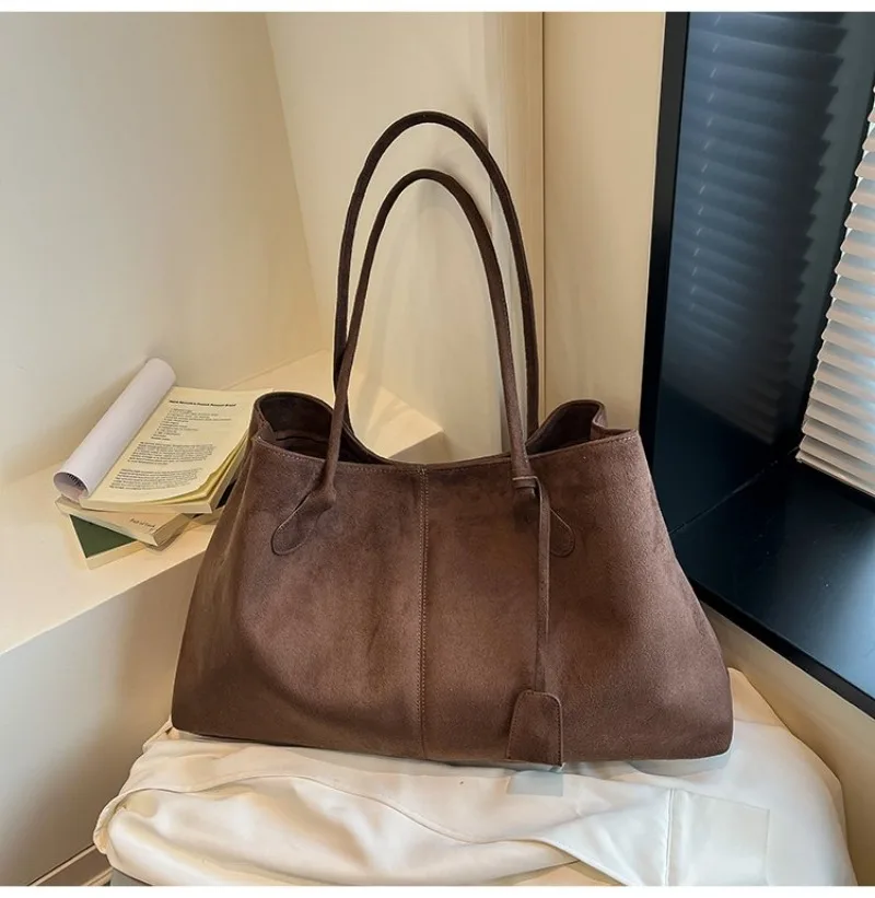 Damen-Schultertasche aus braunem Kunstwildleder, Lässiger Minimalistischer Stil für Tägliche Aufgaben, Wochenendausflüge & Alltägliche Arbeitshandtasche – Detail 18