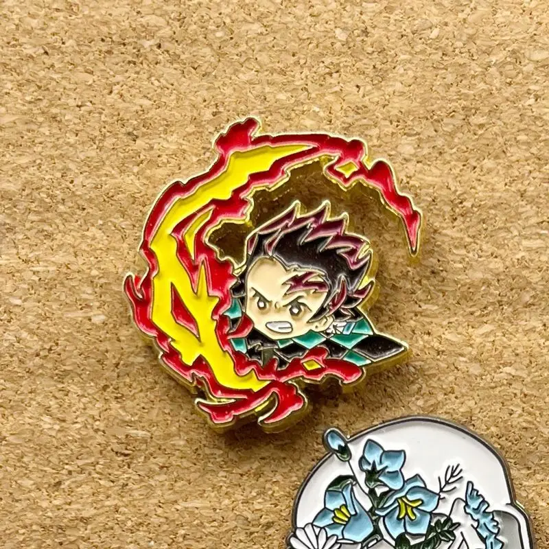 Broche périphérique Demon Slayer Kamado Tanjirou, dessin animé créatif, figurine exquise, décoration d'animation, cadeau de vacances, livraison rapide