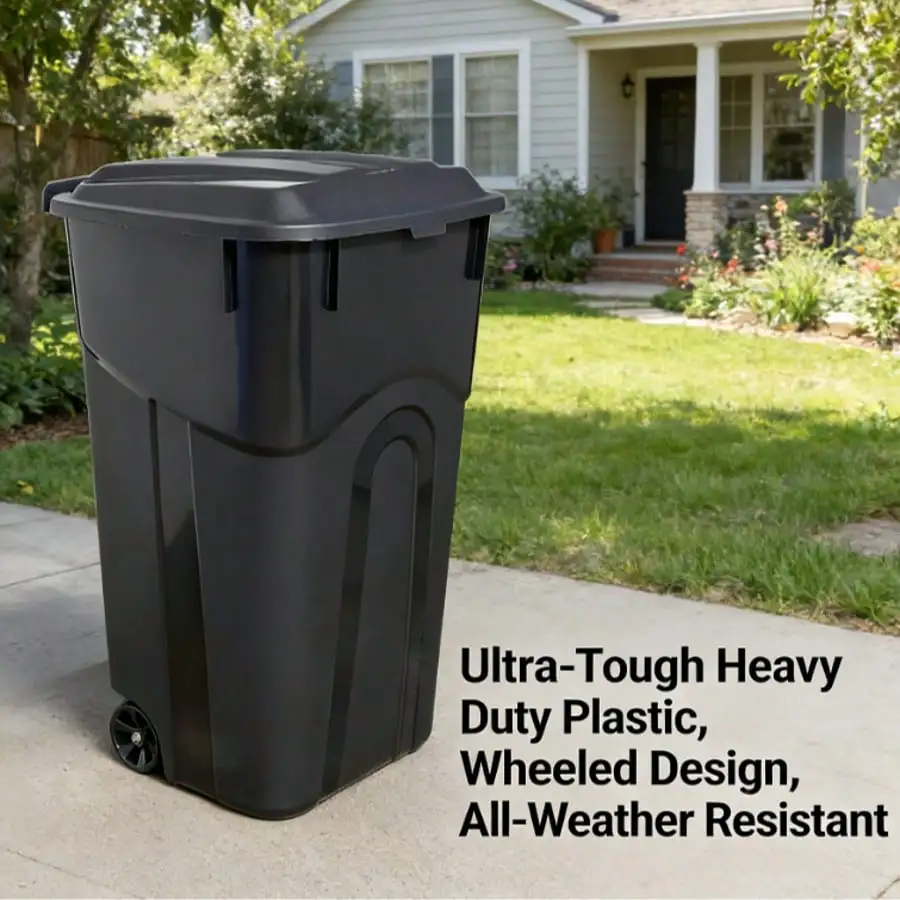 

32-галлонный сверхпрочный пластиковый мусорный бак на колесах, с надежной крышкой, всепогодный, устойчивый к воздействию непогоды, прочный, для использования на улице.