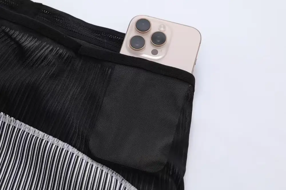 Herren-Laufshorts mit Taschen für Handy und Wasserflasche, Schnelltrocknende Athletische Kompressionsshorts, Rot Gestreifte Sportshorts – Detail 13
