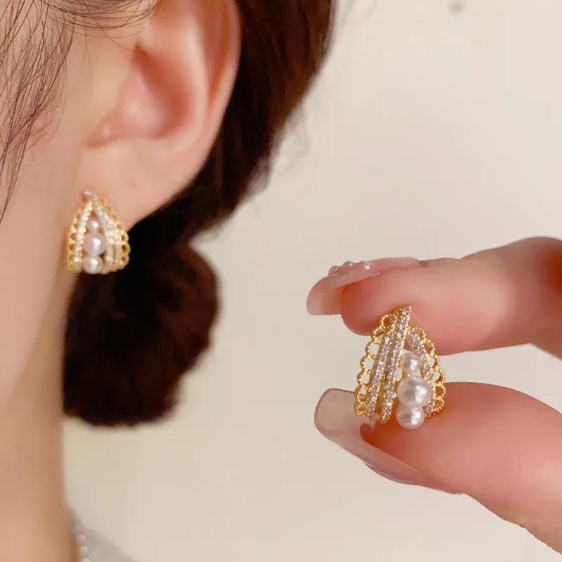 

Винтажные изысканные серьги-гвоздики с жемчугом, цирконами и кружевным узором, позолоченные 18-каратным золотом, серебряные, для женщин, изысканные ювелирные украшения, подарки