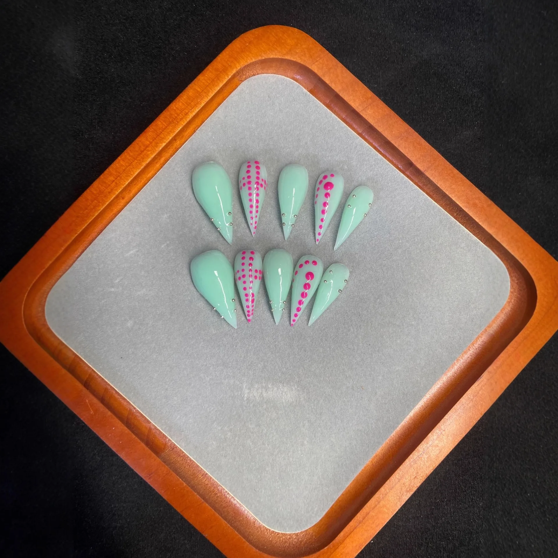 10PCS of delicate and fresh mint-colored pastel pink polka dot fake nails, with built-in mini silver metal rivets