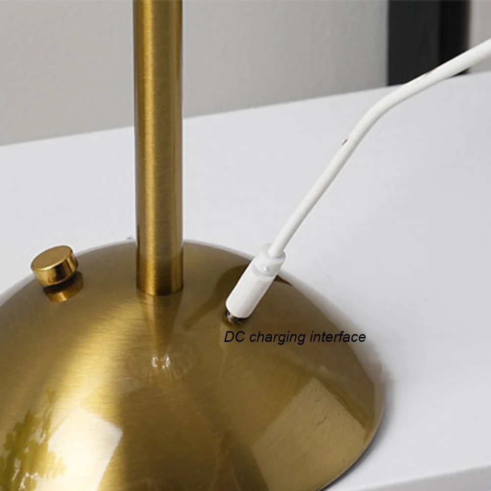 Lampada da comodino nordica con ricarica USB, lampada da atmosfera artistica, stile moderno con base in metallo per l'arredamento del soggiorno della camera da letto