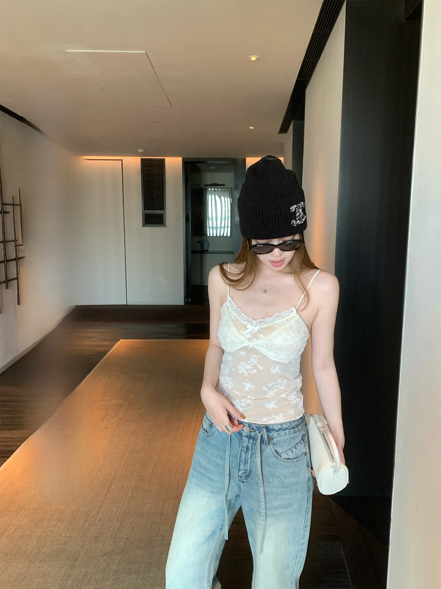 

Нежный топ-майка Yuzhiqi с кружевными вставками и бретелями, женская новая милая базовая майка-футболка, приталенная, летняя, стандартной длины