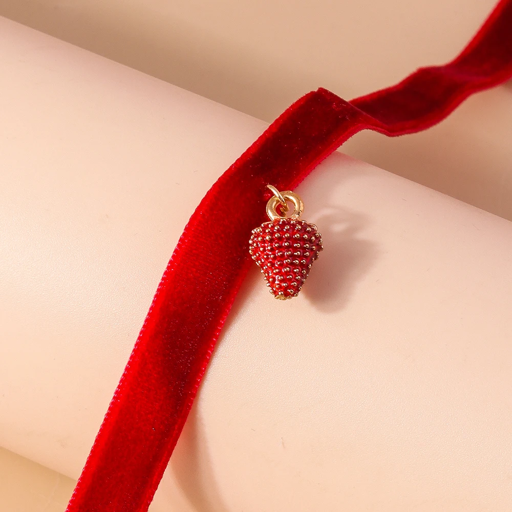 Modische rote Samtkette für Damen, koreanischer Stil, Erdbeer-Choker-Kette, Mädchen-Party- und Festivalschmuck, Geschenkidee – Detail 2