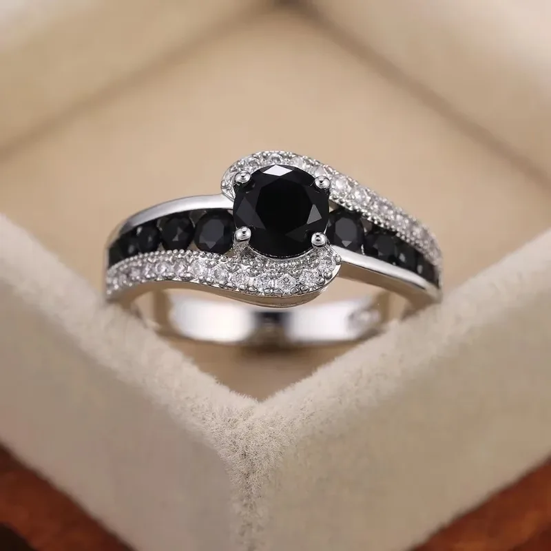 Jianjie Light Luxury Unisex Black Crystal Collision Rings Classic Full Paved Brilliant Zircon Banquet Party Accessories Trendy