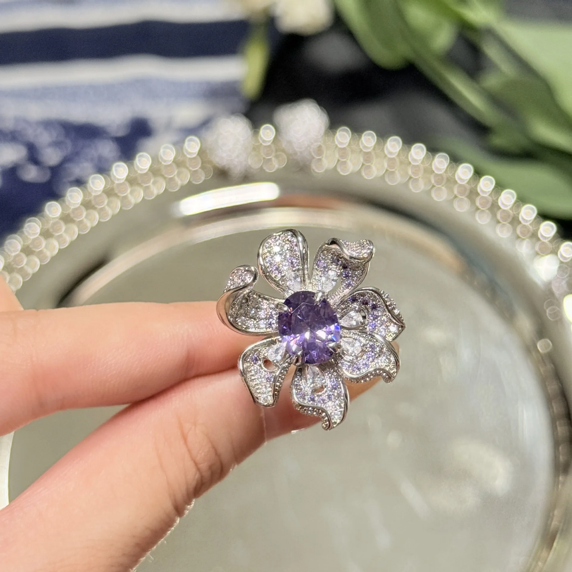 Vintage Sparkling Violet Iris Full Diamonds Rings for Women Elegant and Sparkling Fashion Flowers Ring Jewelry Accessories