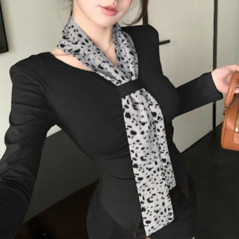 V-neck Leopard Scarf Sexy Long-sleeved T-shirt Women 2024 Autumn New High Street Fashion Pleated Irregular Casual Tops