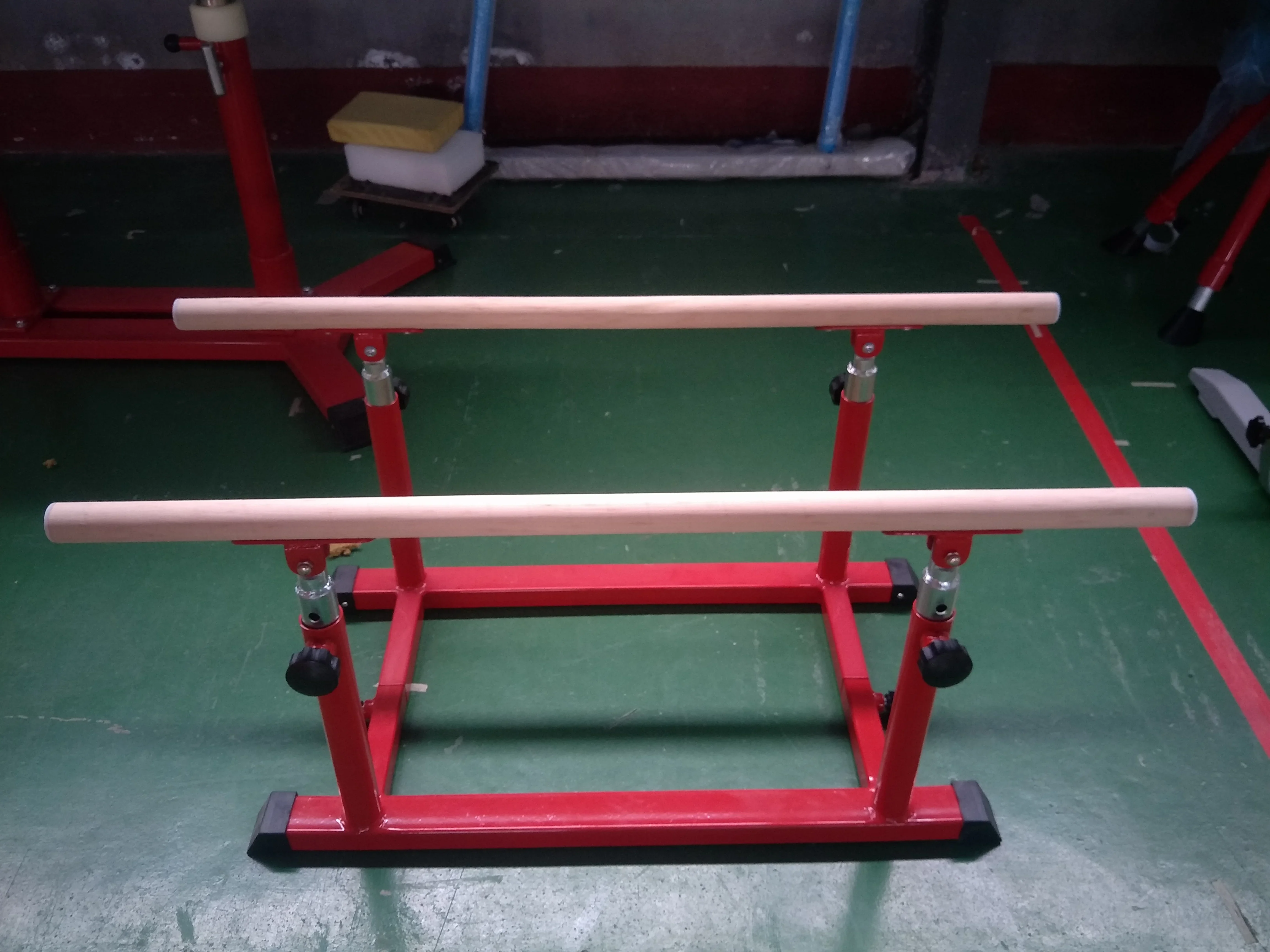 Custom Logo Small Steel Gymnastics Parallel Bars for Bodybuilding Fitness Exercise and Training Featuring a Hat Trainer