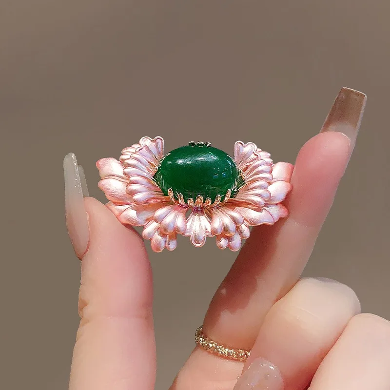 Bros teratai air tiga dimensi temperamen elegan gaya nasional aksesoris kerah mantel anti-cahaya Tiongkok baru yang kreatif