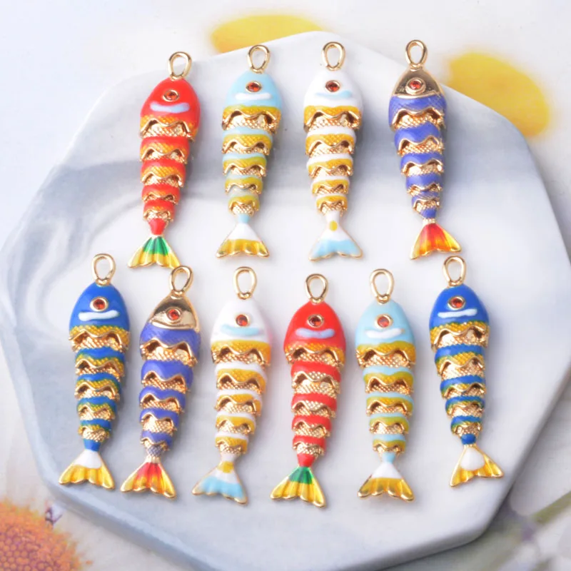 1 Stück Kupfer 18k vergoldeter Emaille 3D Fisch Anhänger Damen Königsblau Langer Schlüsselanhänger Handtaschen-Halsketten-Anhänger DIY Schmuckherstellung – Detail 5