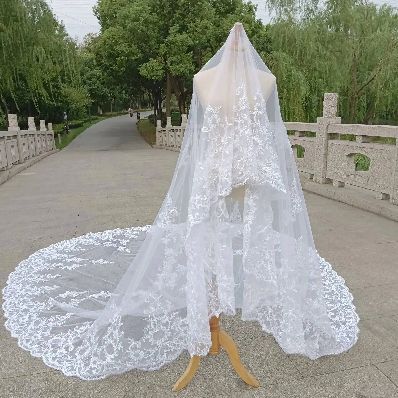 

Luxury Long Bridal Cover Face Veil White Ivory3M 4M 5M Wedding Veils With Comb Lace Edge Applique Elegant Cathedral Length 1 T
