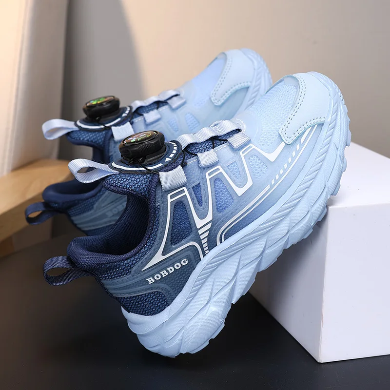 

Пара детских спортивных кроссовок, удобные и дышащие, с удобной поворотной застежкой для легкого надевания и снятия MF-K317-XL.