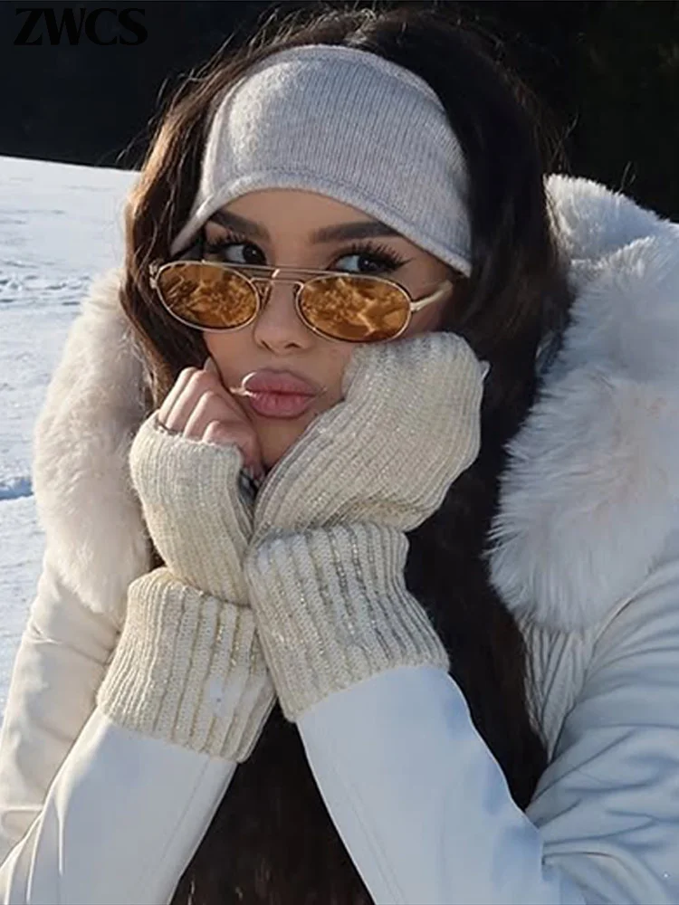 2025年冬新作 レディース ハイキングウェア 防風フード付きスキージャンプスーツ 女性用 暖かいジッパー付きプリーツスノーボードスキースーツ ベルト付き