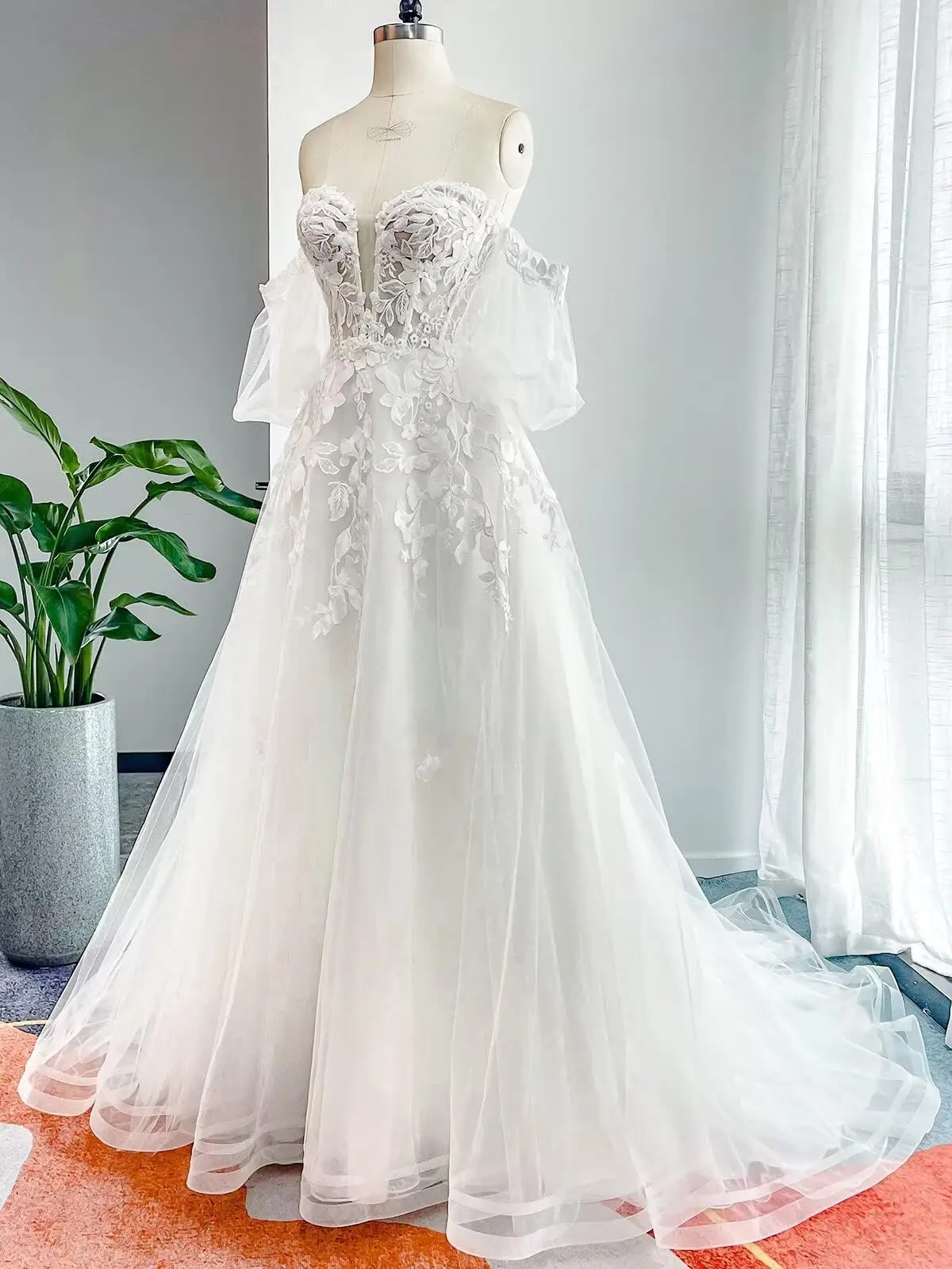 فستان زفاف من التول مكشوف الكتفين للعروس على شكل قلب مزين بالدانتيل على شكل حرف A بطول الأرض فستان زفاف رسمي