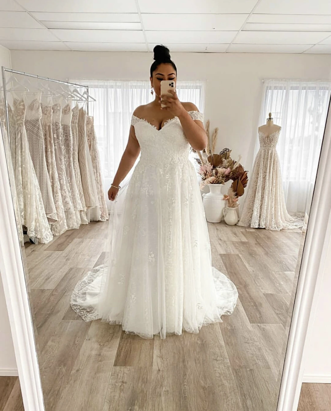 

Plus Size A-Line Wedding Dress Off The Shoulder Lace Appliques Tulle Backless Sweep Bridal Gown vestido de noiva Customized