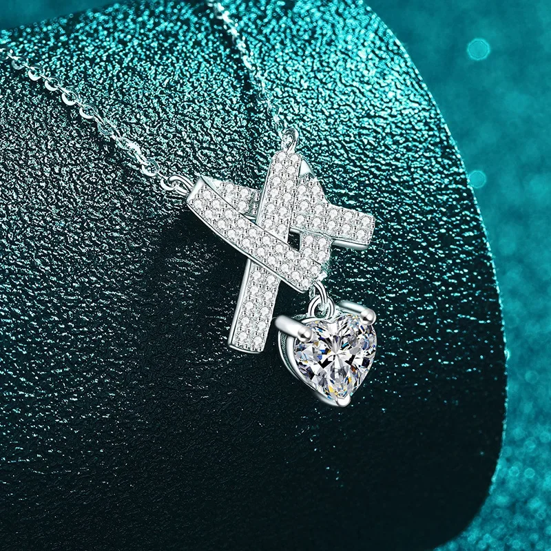

Unique Intertwined Heart Design 1 Carat Moissanite Pendant Charming Platinum Pt950 Necklace for Women Romantic Sparkling Jewelry