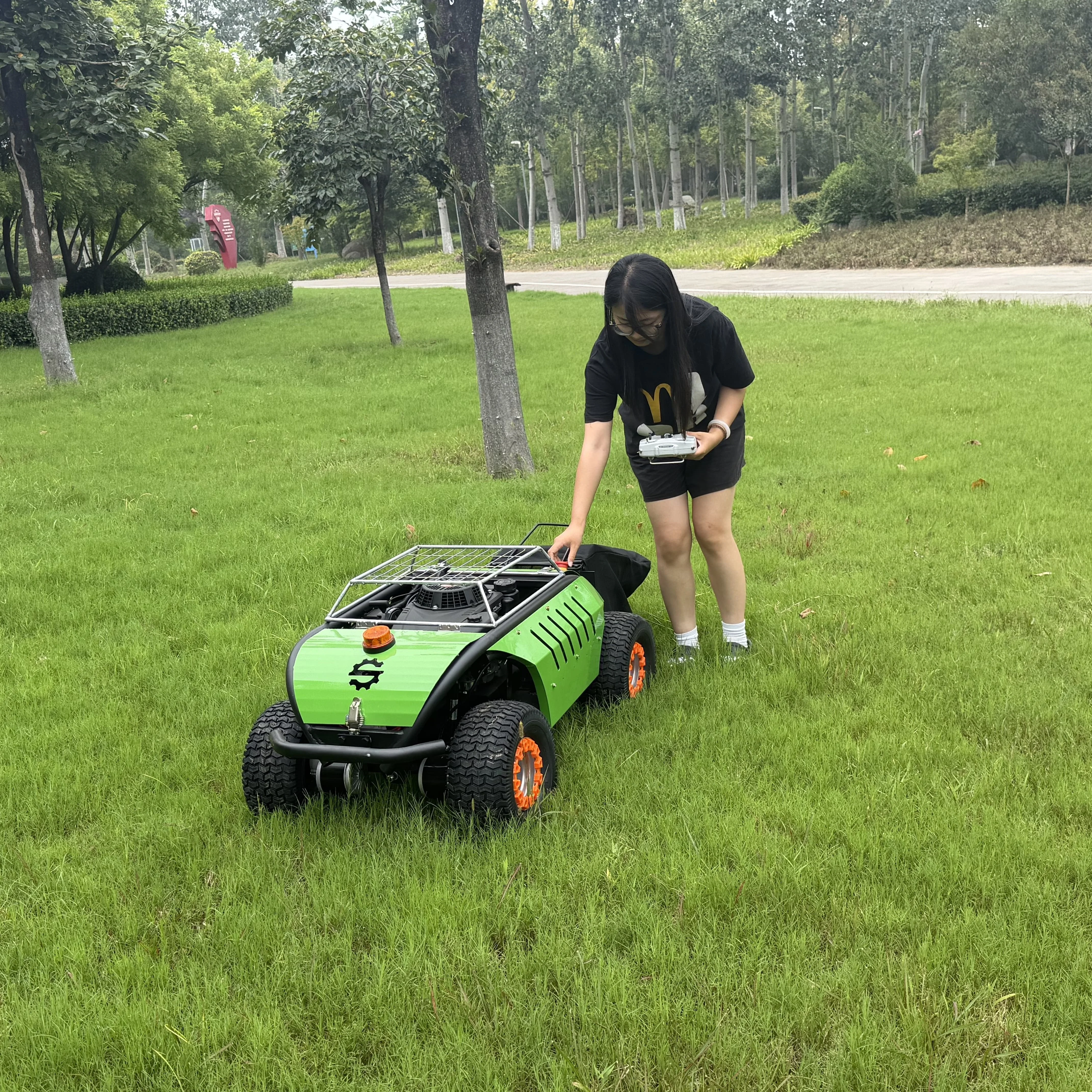 Customized Extra Large Grass Box Lawn Safe Tires Clear Indicator MS500W Wheeled Remote Lawn Mowing Robot For Town Household Lawn
