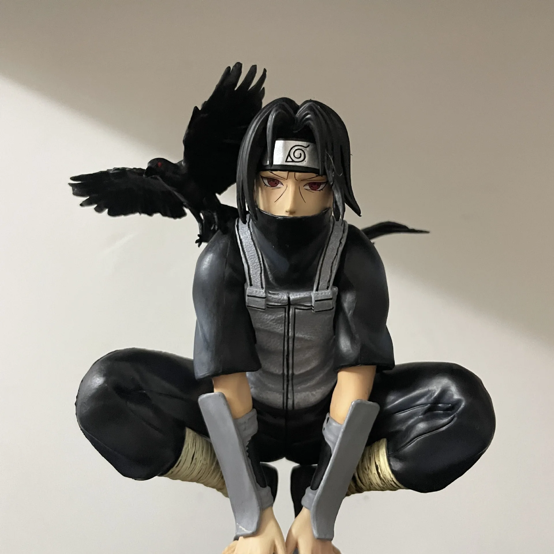 

2026 Аниме фигурка Наруто АНБУ Учиха Итачи Цукуёми Шаринган, приседающий, в наличии, ПВХ модель, декоративная коллекционная игрушка, подарок, доставка