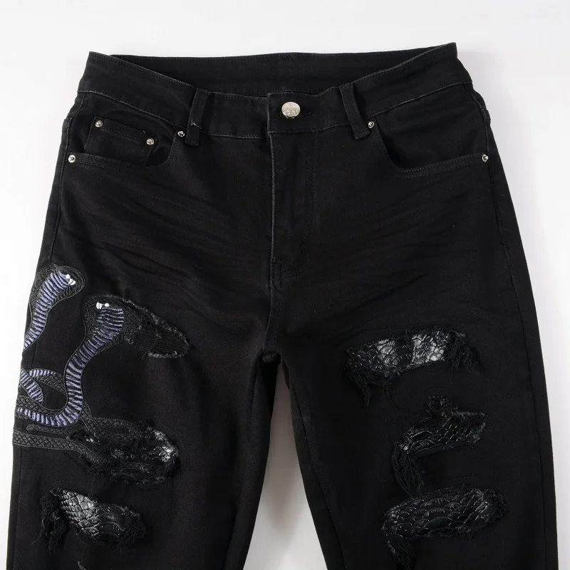 Pantalones vaqueros con bordado de serpiente para hombre, Jeans ajustados elásticos cónicos, ropa de calle con agujeros, parche de cuero rasgado, negro