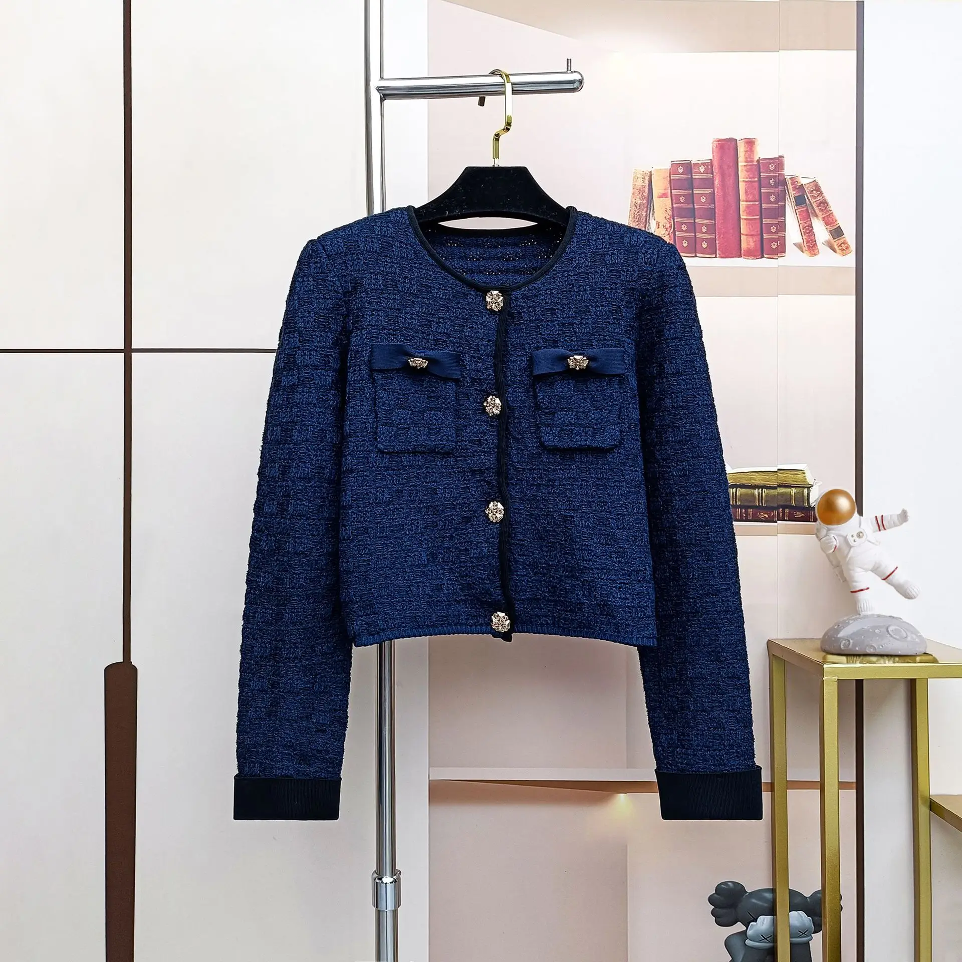 Abito da donna in due pezzi alla moda blu scuro qui cardigan a maniche lunghe o gonna di media lunghezza slim fit