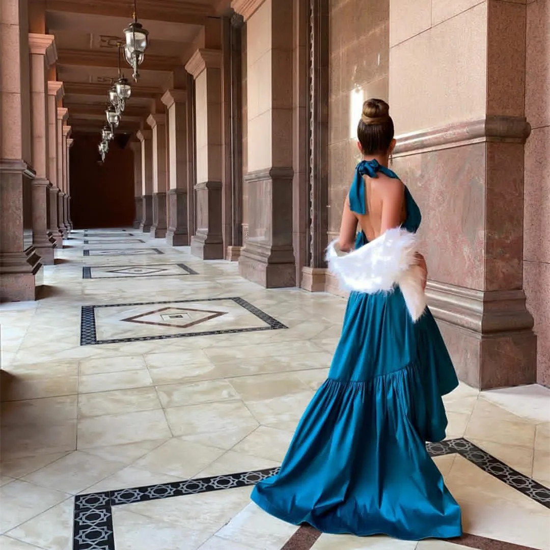 Sukienki wieczorowe z tafty w kolorze niebieskim, seksowne, szyte na miarę, o kroju litery A, z dekoltem typu halter, plisowane, z odkrytymi plecami, asymetryczne (high-low), eleganckie sukienki na przyjęcia dla kobiet.