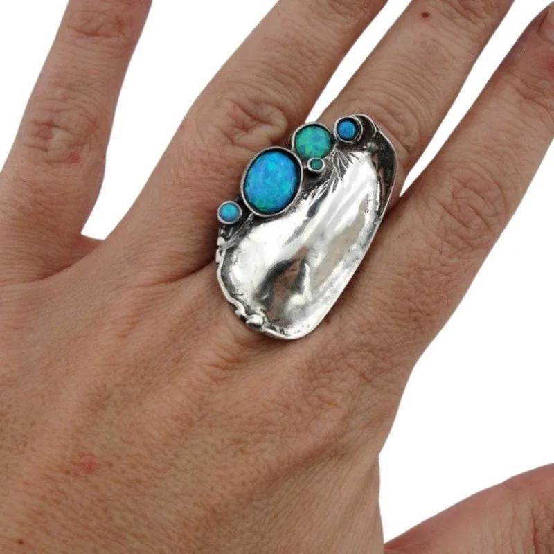 Vintage Silberbeschichteter Ring mit breiter Oberfläche für Damen, eingelegter synthetischer Türkis, exquisiter Ring, Unisex-Design, alltäglicher Modeschmuck.