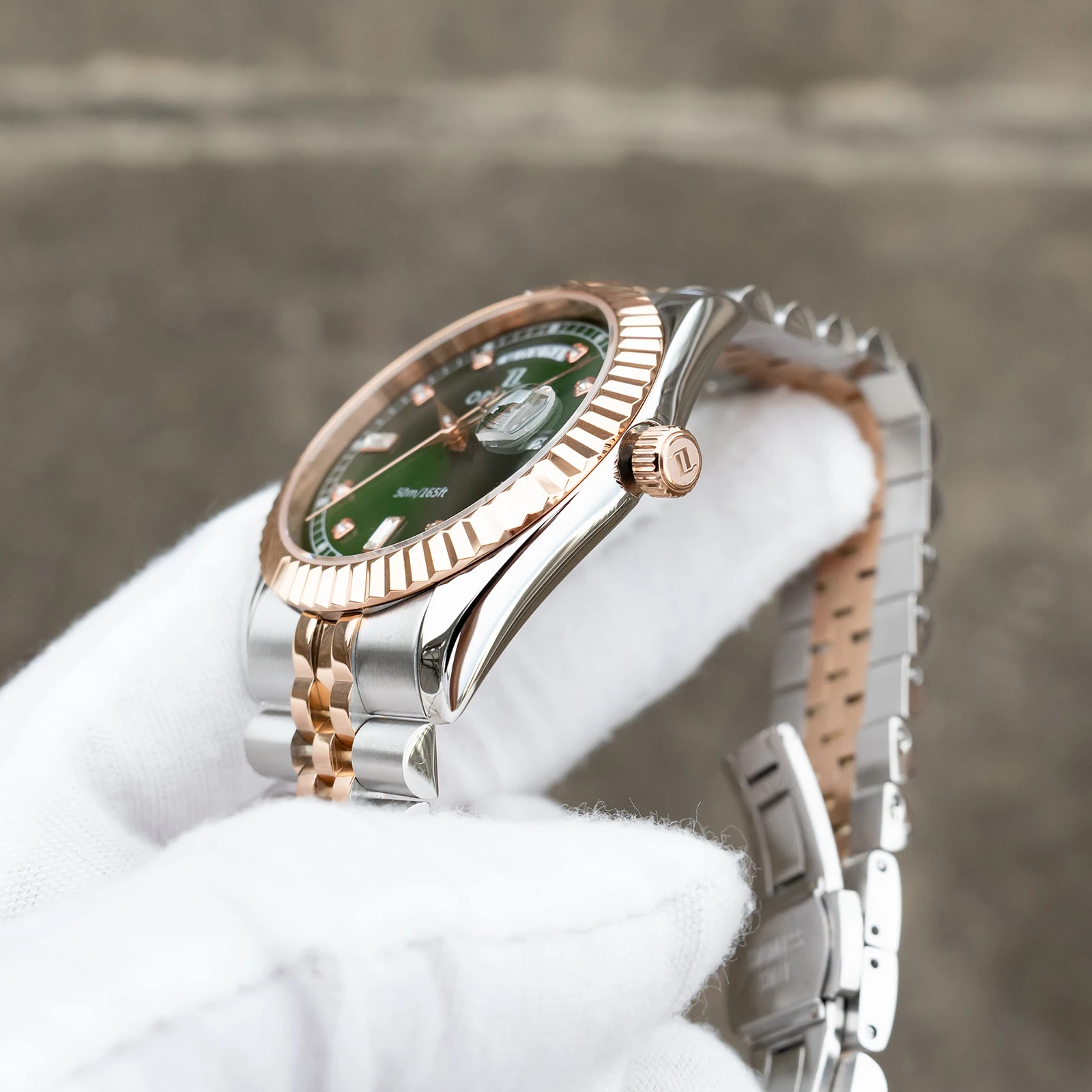 ساعة OBLVLO للرجال أنيقة بسوار بلونين مع قرص أخضر ياقوت صناعي كوارتز حركة تاريخ اليوم ميزة طراز عتيق
