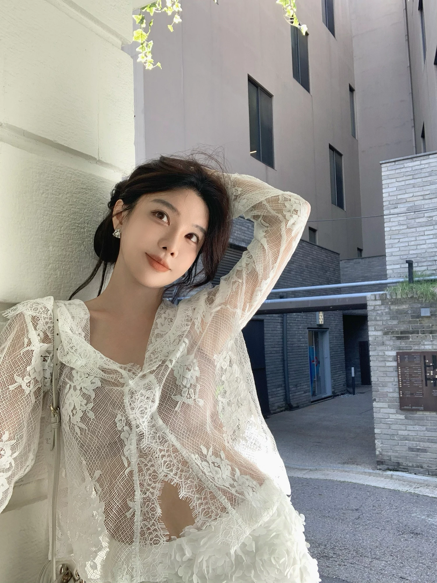 

Женская блузка Iviar с длинным рукавом, кружевной вышивкой, 3D-рельефом, белая, с отложным воротником, свободного кроя, для повседневной носки