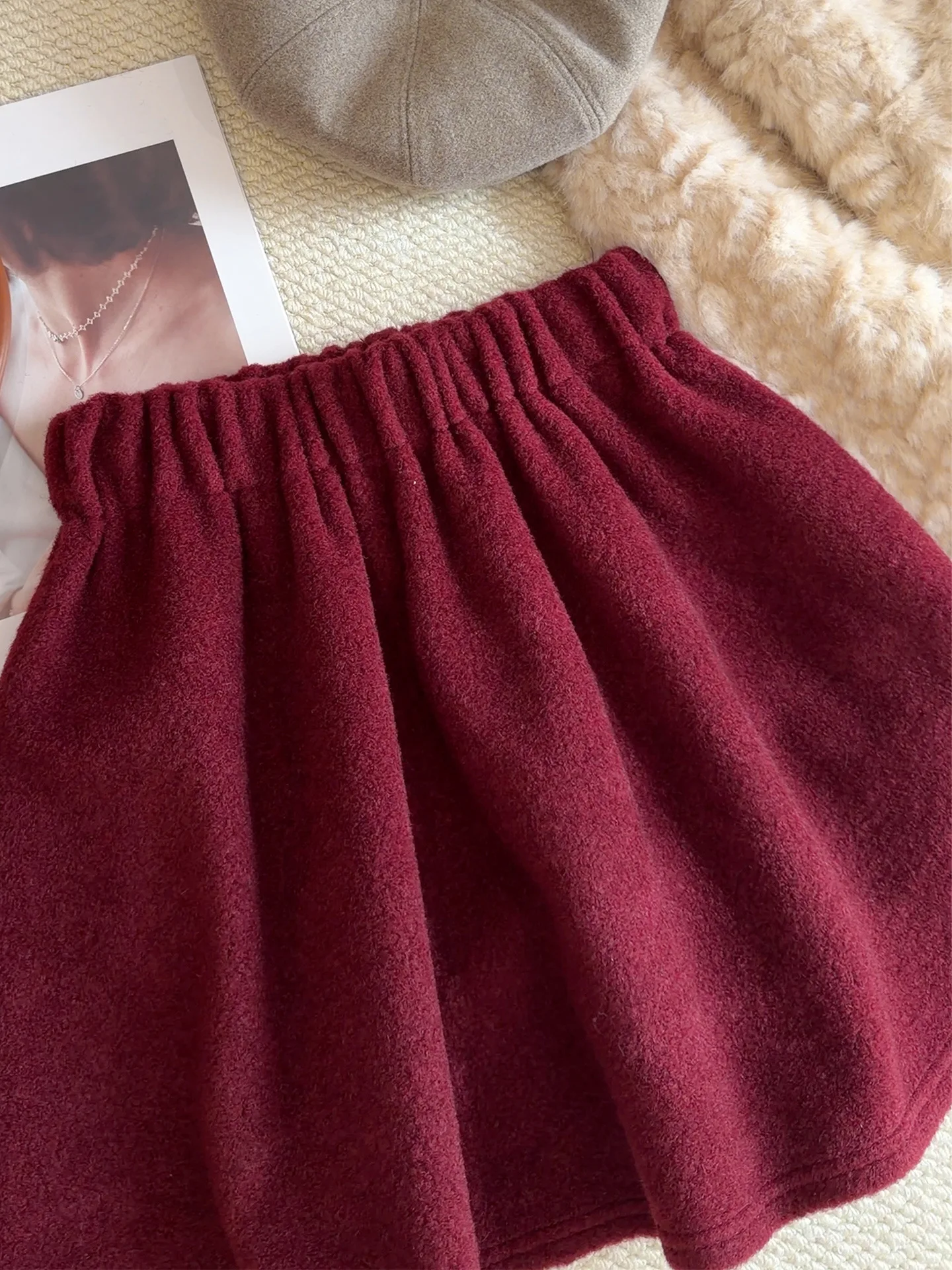 Célébration du nouvel an avec une jupe trapèze rouge en laine, nouveau style d'automne et d'hiver pour femmes, jupe courte amincissante et moelleuse