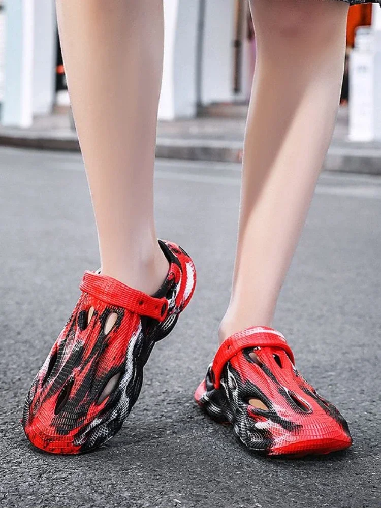 

Мужская обувь с отверстиями, Нескользящая пляжная распродажа интернет-знаменитостей, лето 2024, роскошные новые модные мужские сандалии босиком