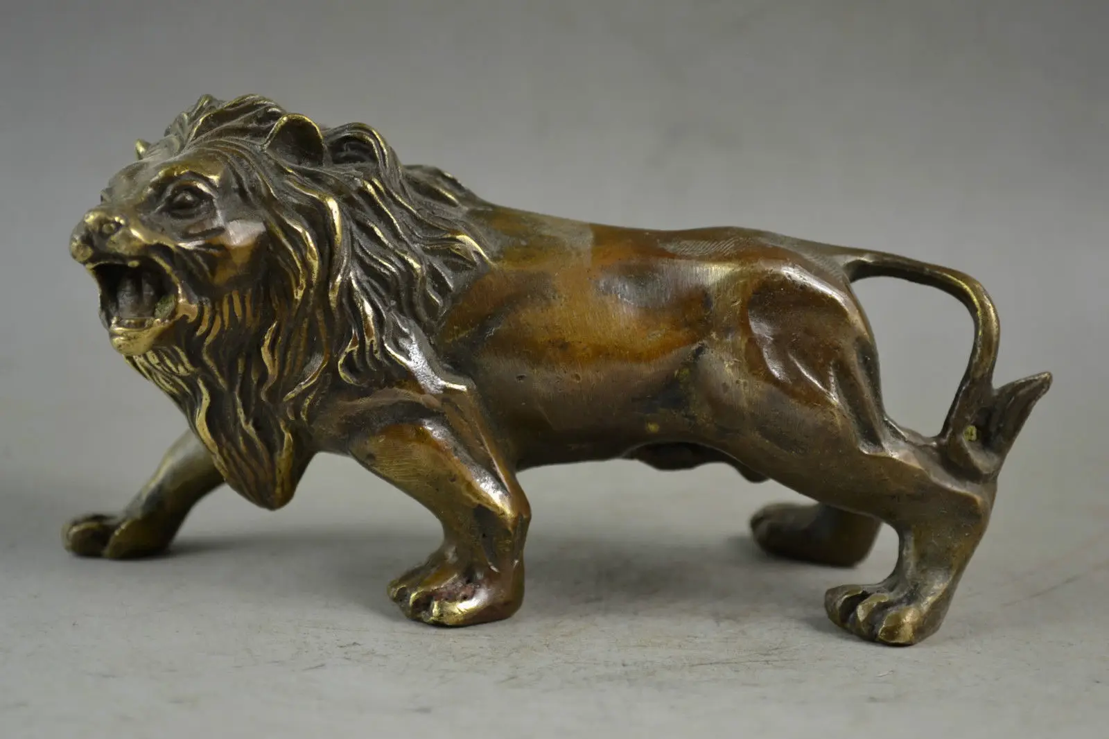 Antiques Old Decorated Handwork Copper Carved A Fierce Lion Roar Elegant Statue