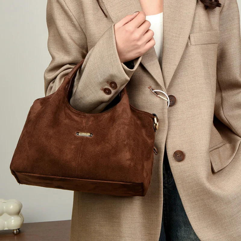 

Элегантная сумка-хобо из искусственной замши, женская минималистичная сумка через плечо с верхней ручкой, шикарная сумка через плечо с металлическими деталями, мягкая сумка для покупок