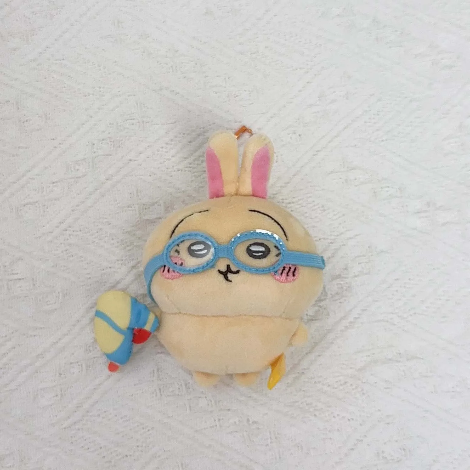 

Chiikawa Usagi Pool Party плюшевая кукла брелок милый кролик игрушка с водяным пистолетом поплавковые очки мягкий кулон подарок для девочек