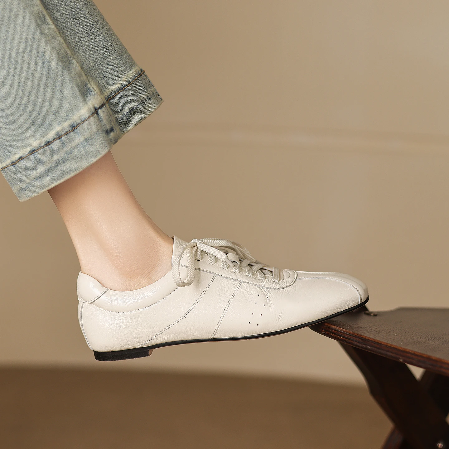 本革シープスキンレディーススニーカー、ファッショナブルなロー - Leather Work Flats Women のレビューと価格