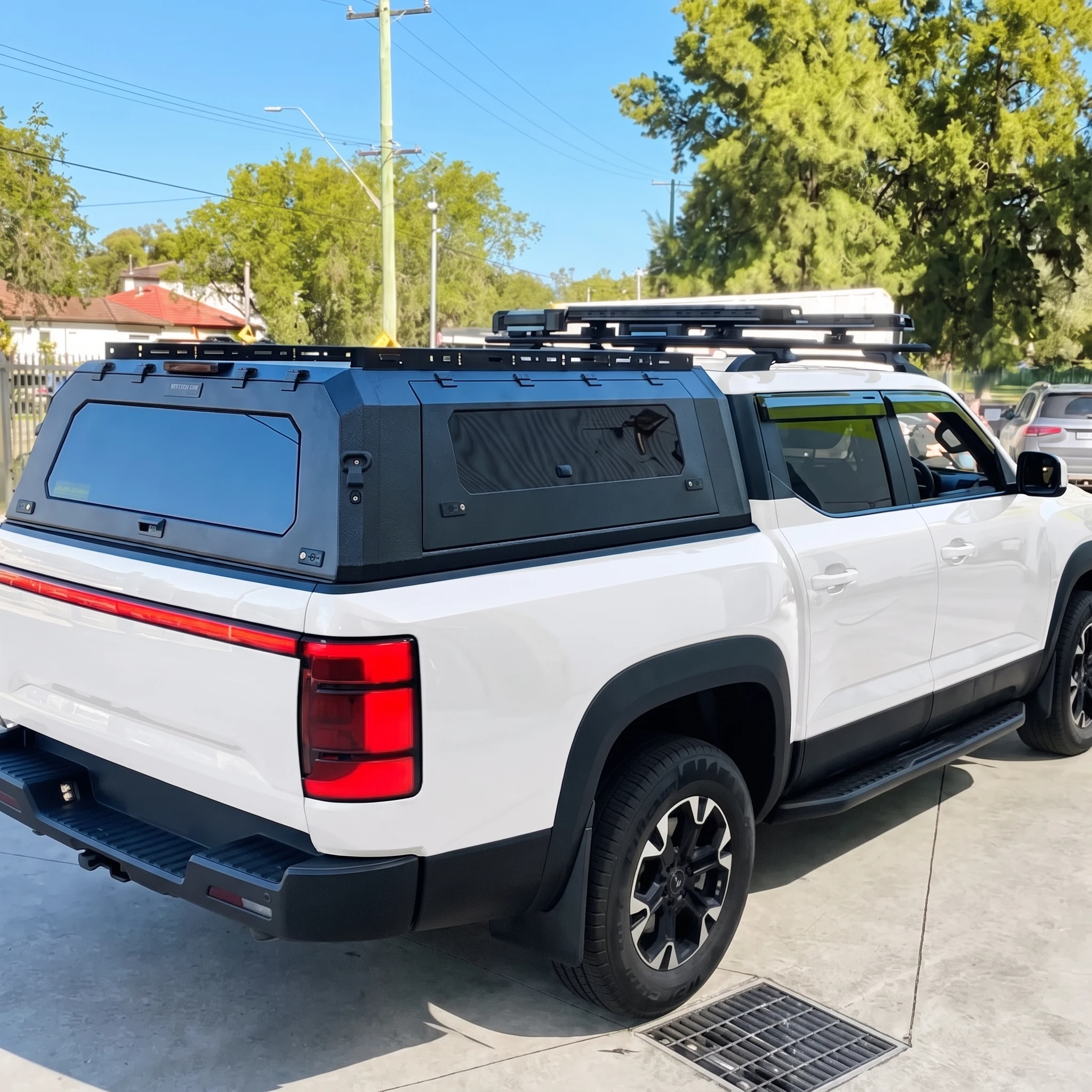 Waterproof Truck Camper Shell Hardtop Lift-up Lockable Integrated Brake Light Sliding Side Glass Windows Customizable
