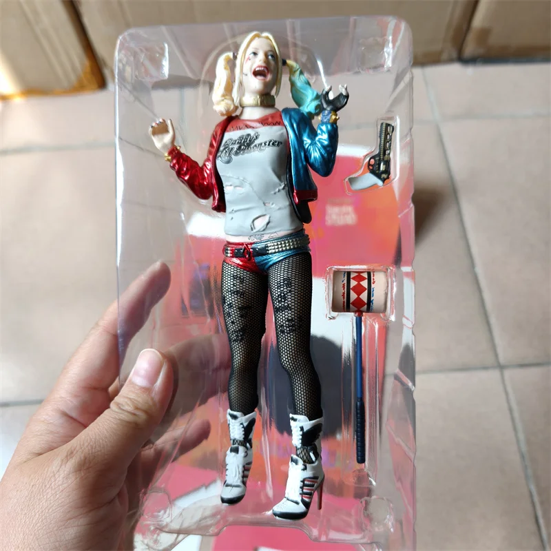 Figura de PVC de Harley Quinn con Medias de Seda Real, Payaso Quinn, Modelo Coleccionable de 7 Pulgadas, Regalos de Navidad