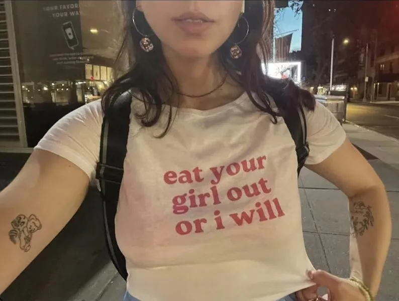 Футболка-бэби-ти «Eat Your Girl Out» в стиле 90-х, облегающая, винтажная, эстетичная, в стиле Pride