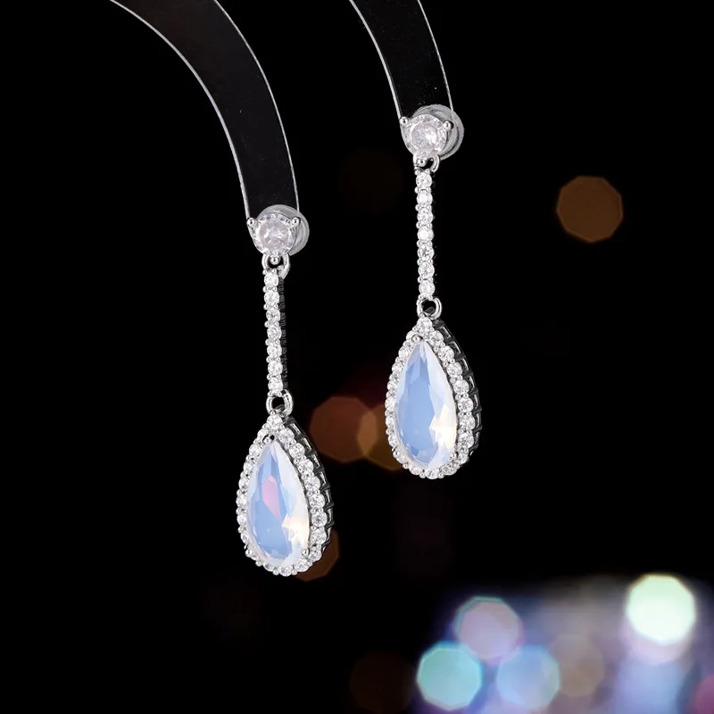 Яркие, нежные, этичные, элегантные, нишевые и простые серьги с цирконами в форме капли воды.