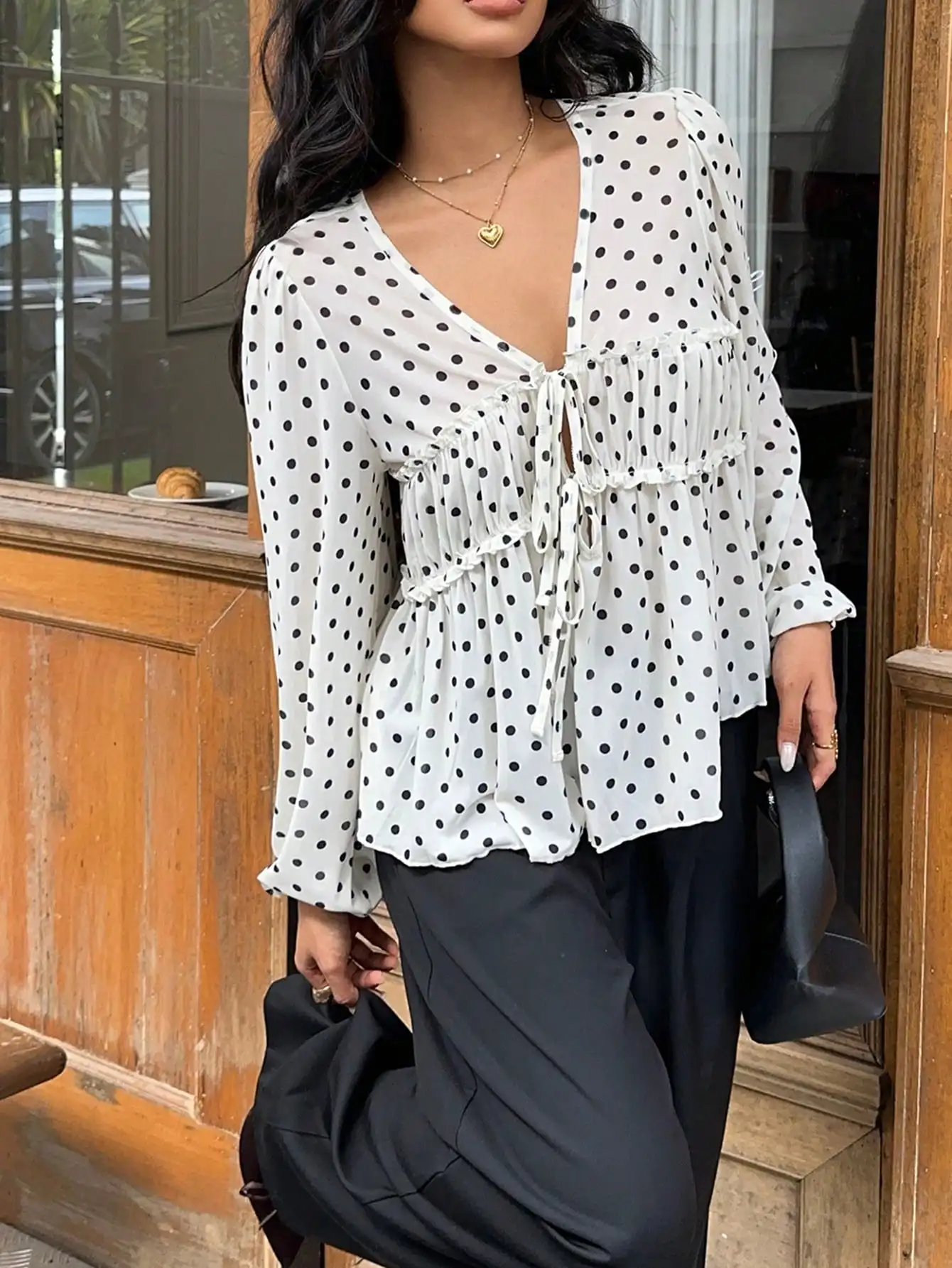 

Женская блузка с V-образным вырезом, рукавами-фонариками, рюшами и завязками спереди, в горошек