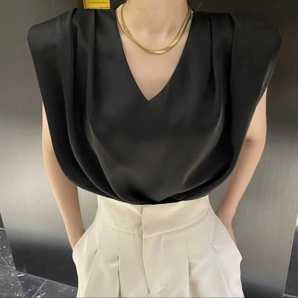 

Summer 2024 Women's Korean Sle V-Ne Svel Padded oulder Loose Versatile Young Faionable Tank Top T-irt