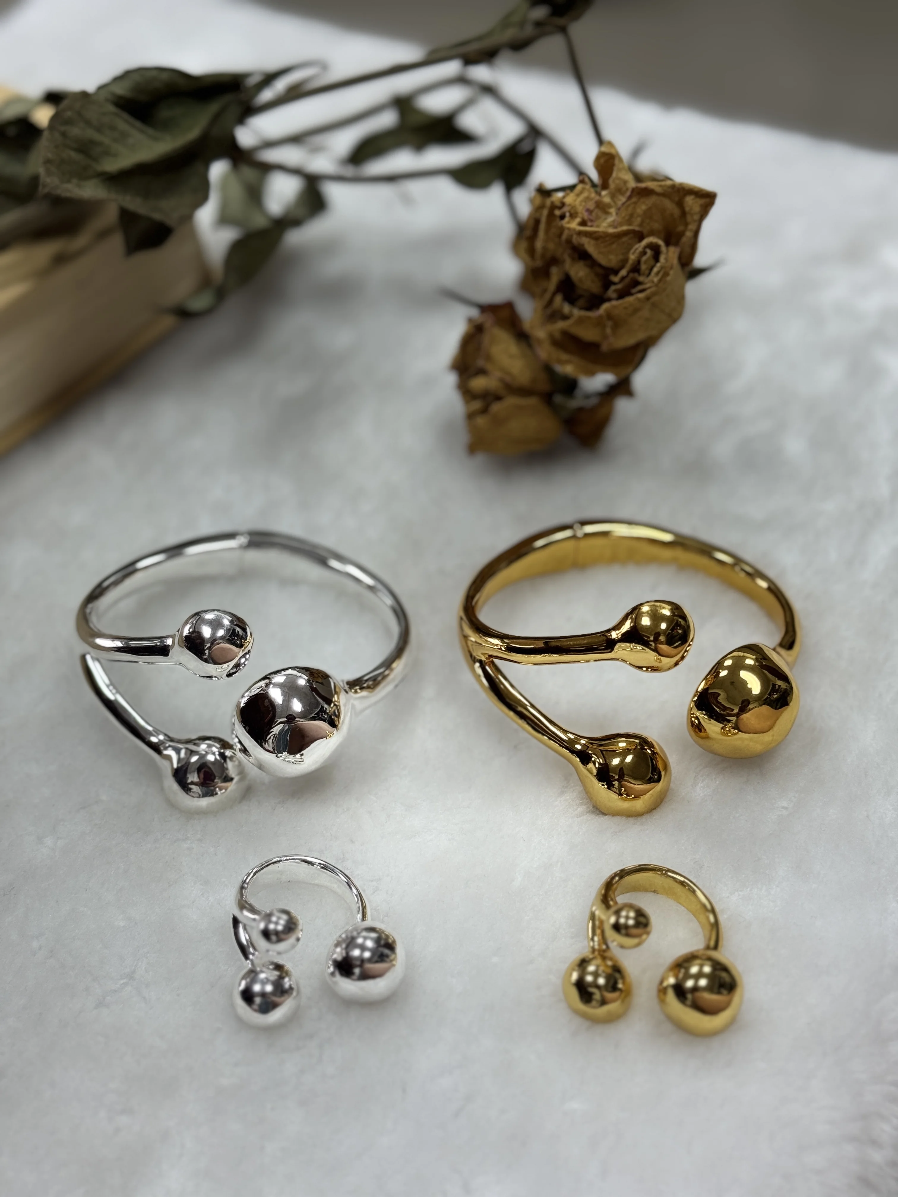 

UNOde50 24K Gold & Silver Premium Bracelet – Affordable High-End Fashion